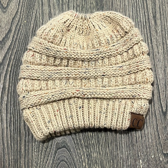 CC Beanie Hat Cozy Confetti Flecked Bun Acrylic Chunky Knit Tan One Size - Picture 1 of 5